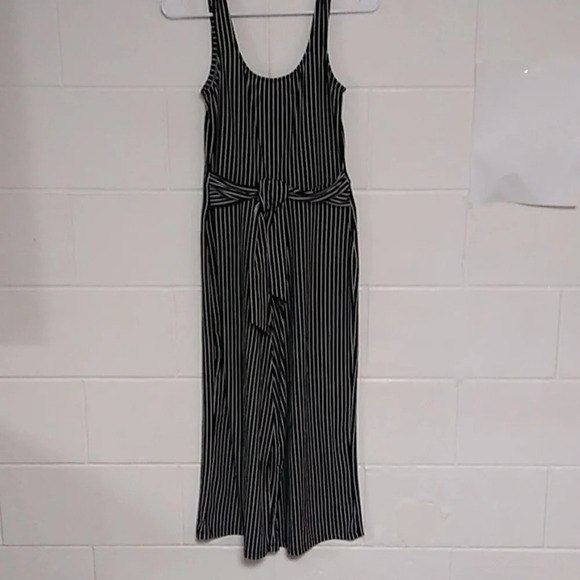 CHARLOTTE RUSSE WIDE LEG CROP, STRETCHY, SCOOPNECK, SLEEVLESS JUMPSUIT - Picture 6 of 7